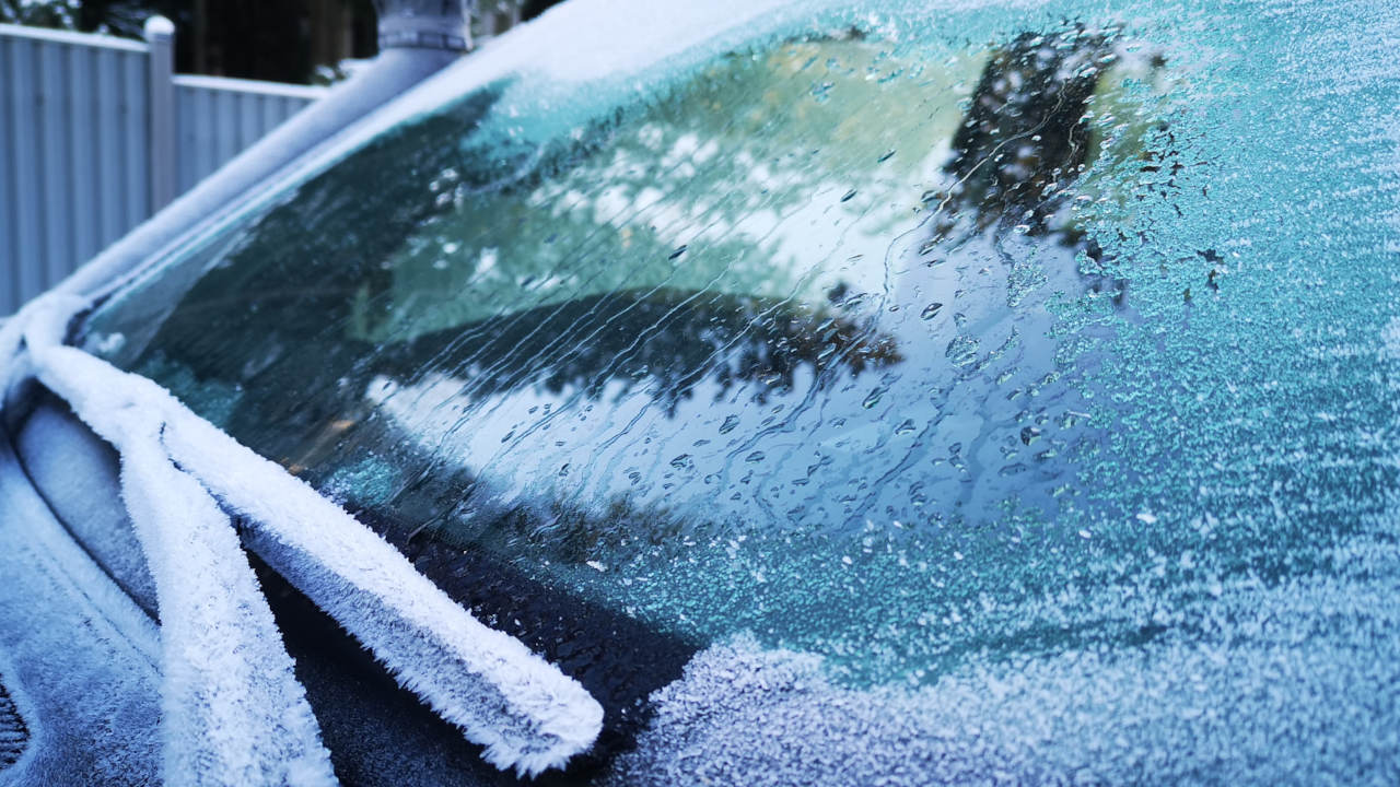Zamarznięte przednie szyby to już przeszłość: istnieje prosty sposób, aby zapobiec ich uszkodzeniu.