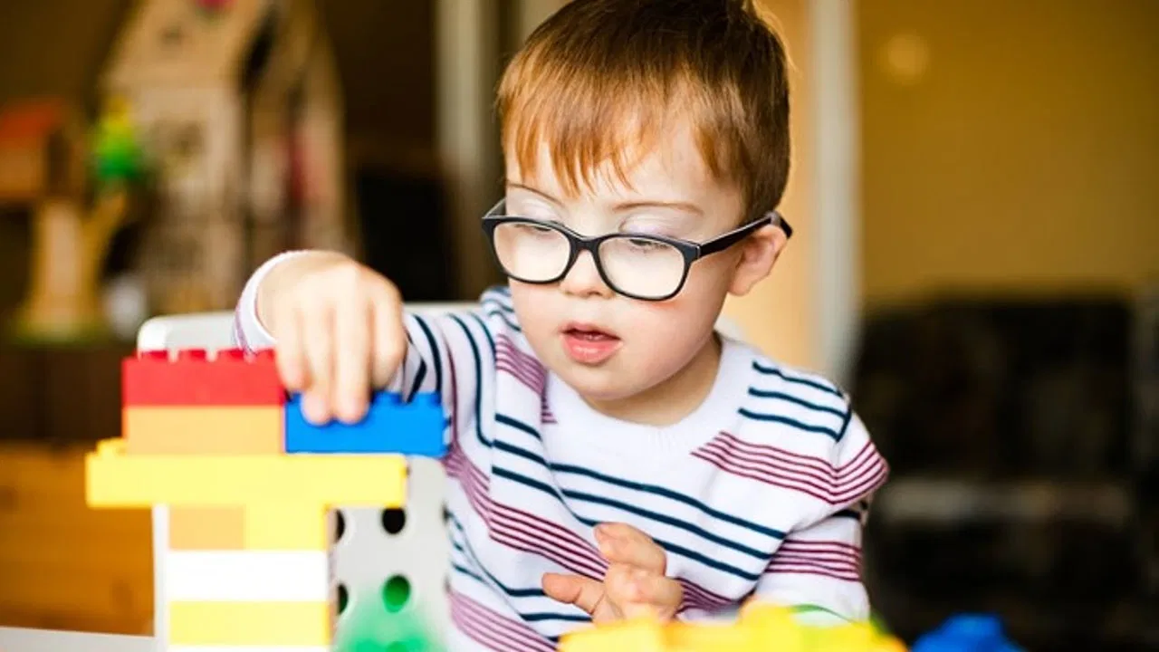 Według ekspertów, u dziewcząt autyzm jest diagnozowany rzadziej niż u chłopców.