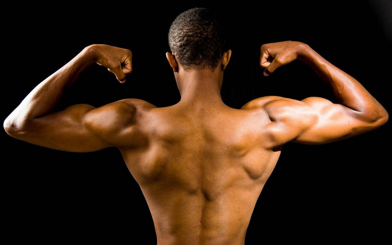 Ćwiczenia z hantlami są świetne, ale możesz również wzmocnić plecy, wykonując to ćwiczenie w domu.