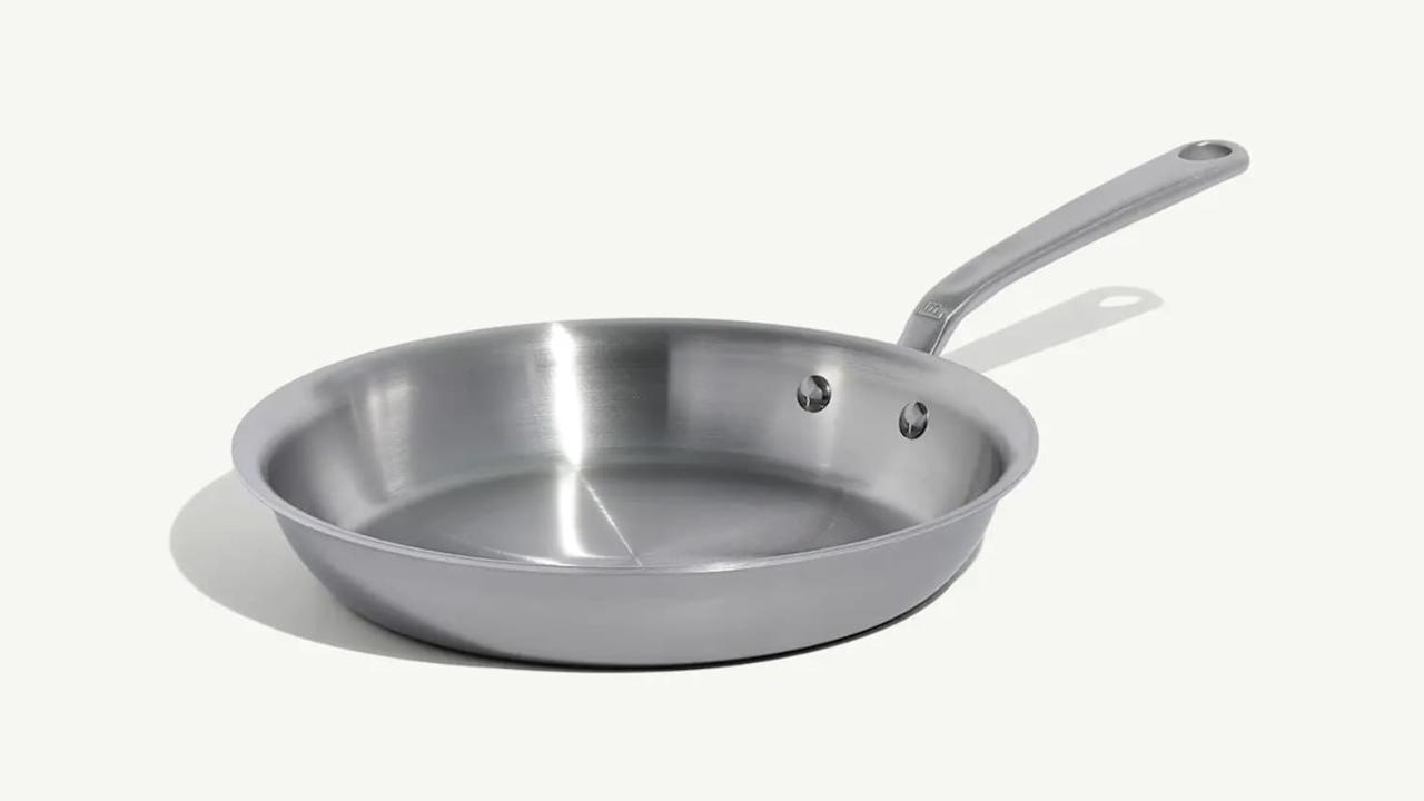 Jak wyczyścić patelnię ze stali nierdzewnej, nie uszkadzając jej?