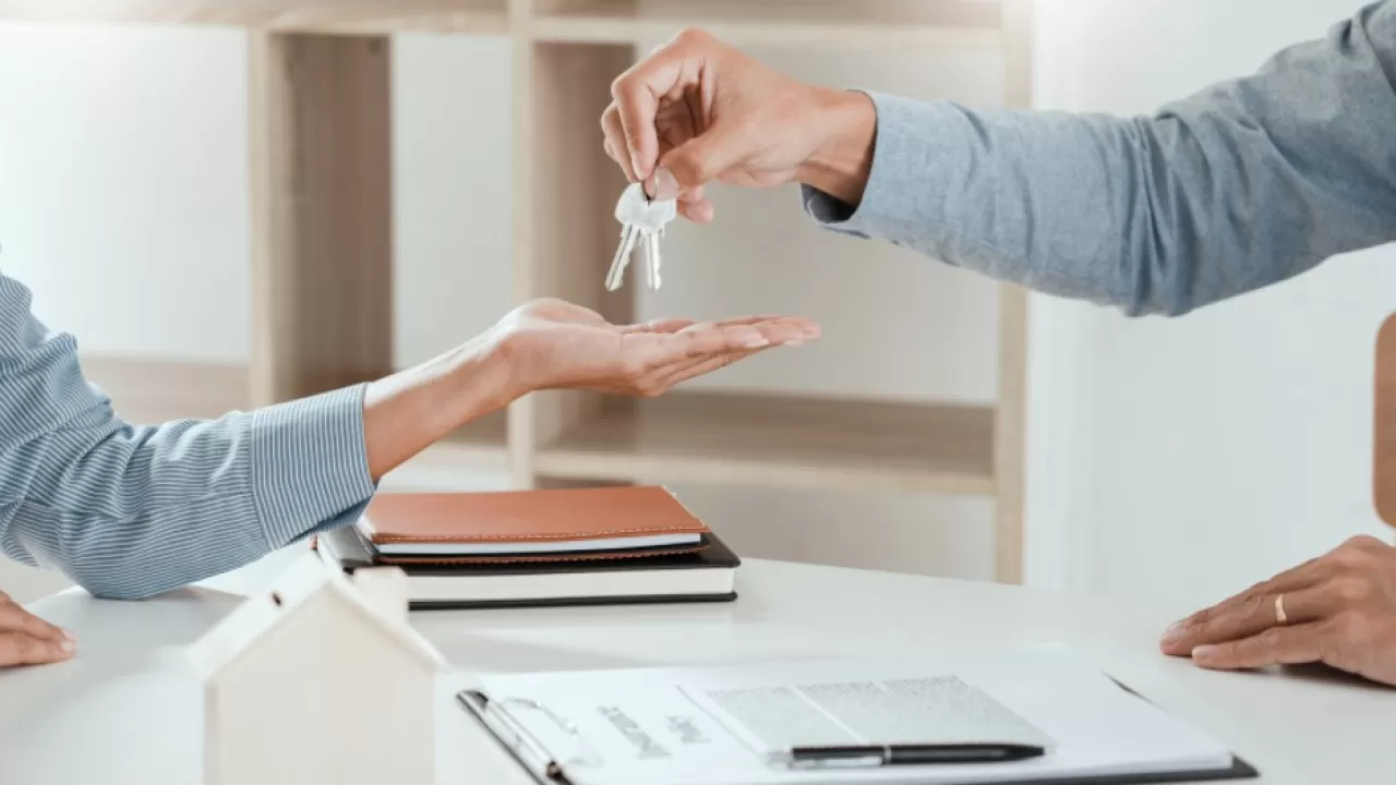 Ustawa o wynajmie miejskim | Wynajmujący mogą eksmitować najemców, jeśli umowa zawiera taki punkt.