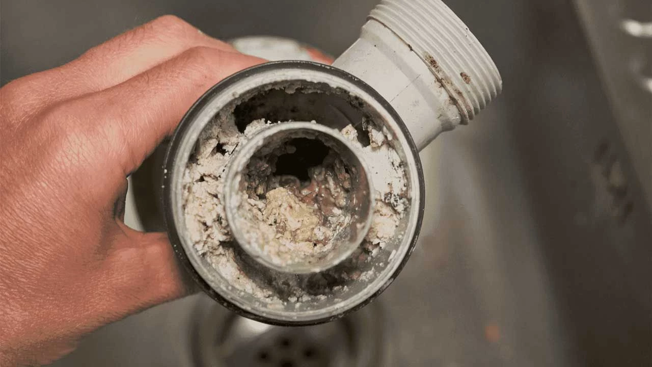 Jak usunąć osad wapienny: jak poprawić stan rur w domu, używając tylko korka.