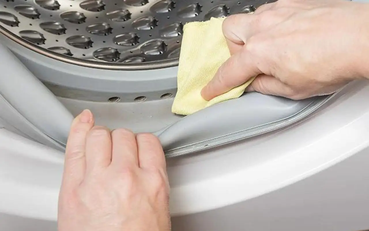 Dodawanie octu do pralki: po co to robić i dlaczego jest to zalecane.