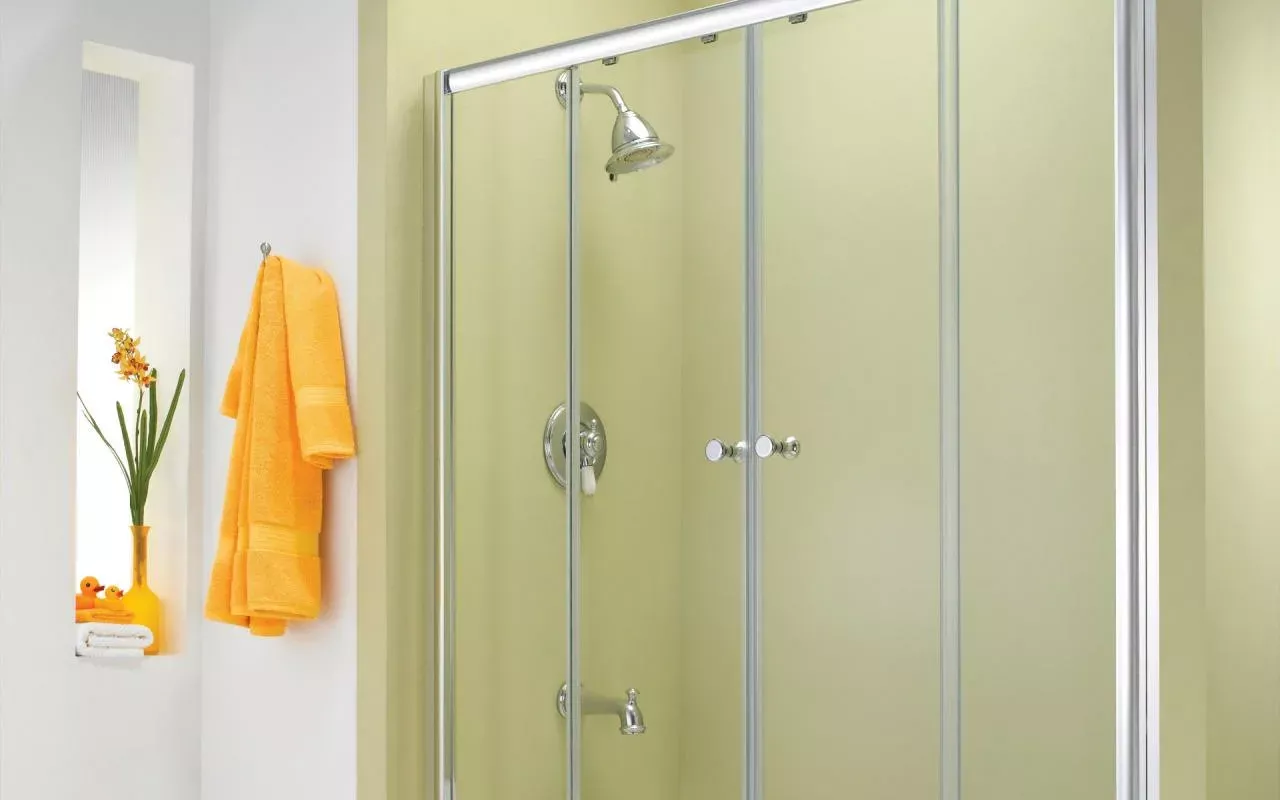 Jak szybko i łatwo usunąć osad wapienny ze ścian kabiny prysznicowej za pomocą cytryny i papieru pergaminowego.