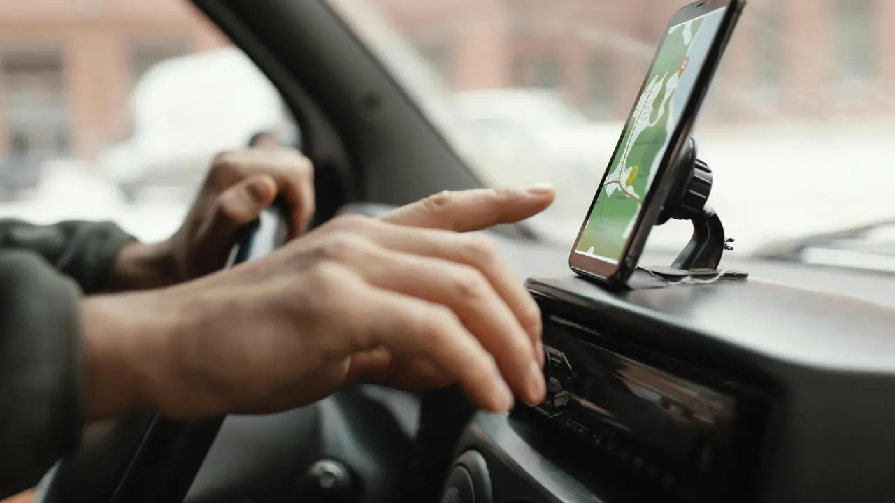 Kary za korzystanie z telefonu komórkowego podczas prowadzenia pojazdu: kiedy są stosowane?