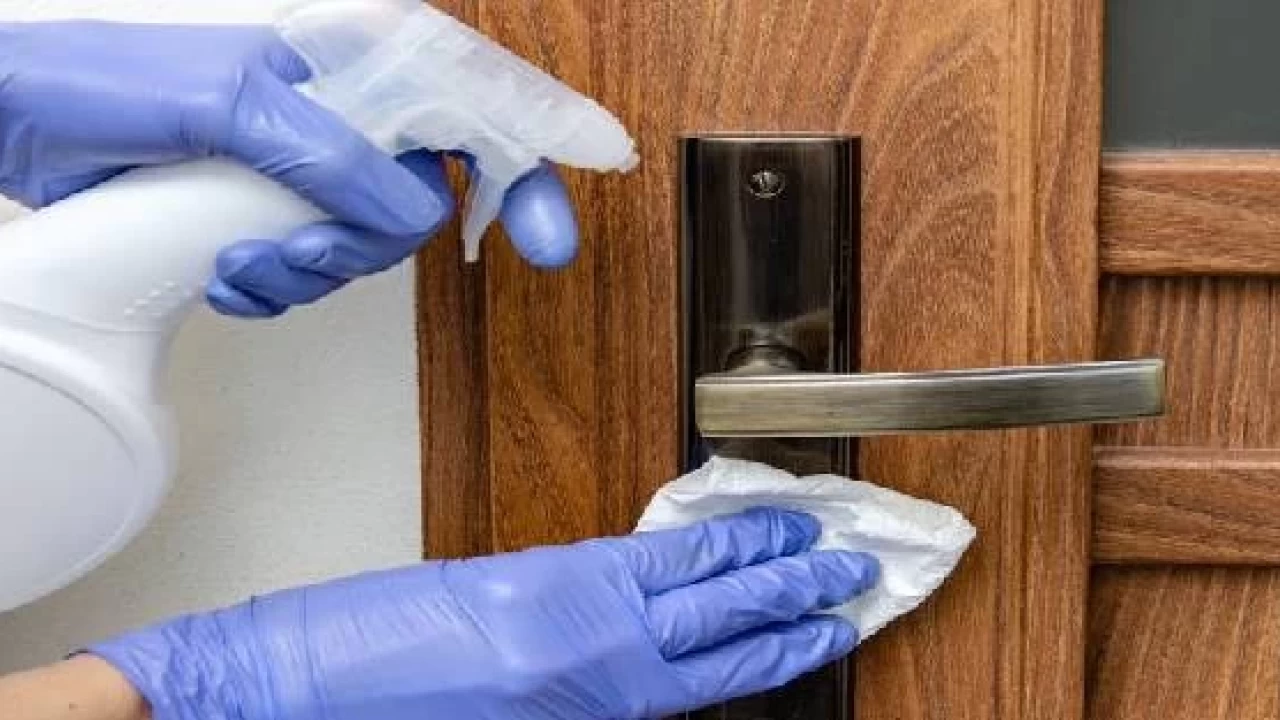 Dlaczego zaleca się polewanie octem drzwi wejściowych i po co to robić?