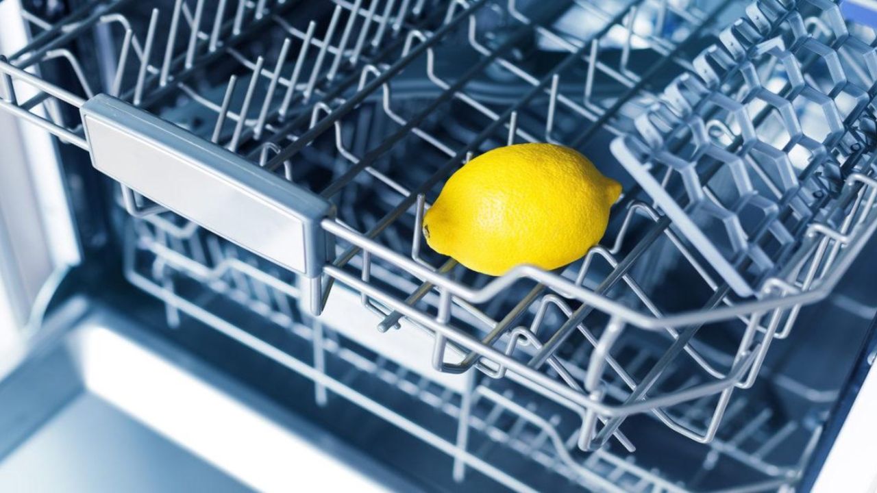 Dlaczego warto wkładać połówkę cytryny do zmywarki za każdym razem, gdy z niej korzystasz?