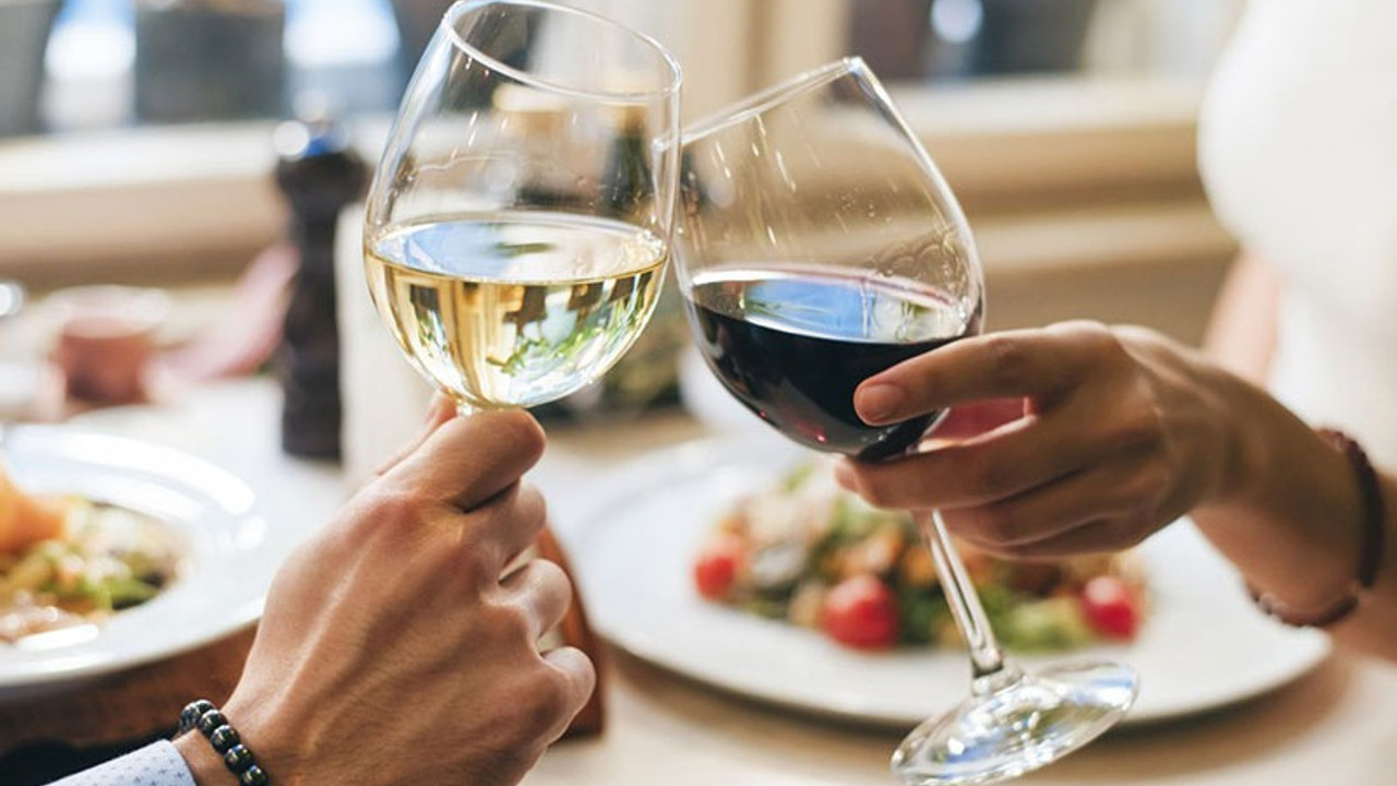 112-letnia Teresa Fernández, najstarsza kobieta w Hiszpanii, zdradza swój największy sekret: kieliszek wina dziennie do każdego posiłku.