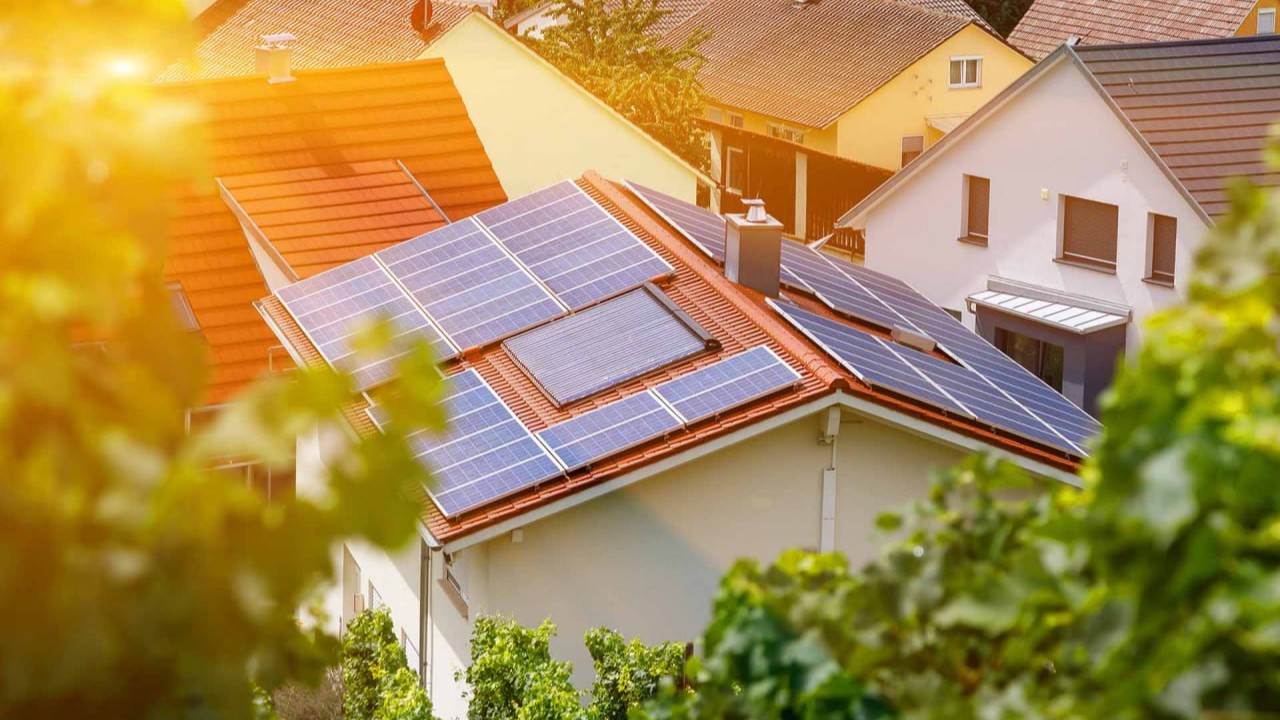 Grupa inżynierów wykorzystuje starożytne chińskie technologie budowlane do tworzenia energooszczędnych dachówek zasilanych energią słoneczną.