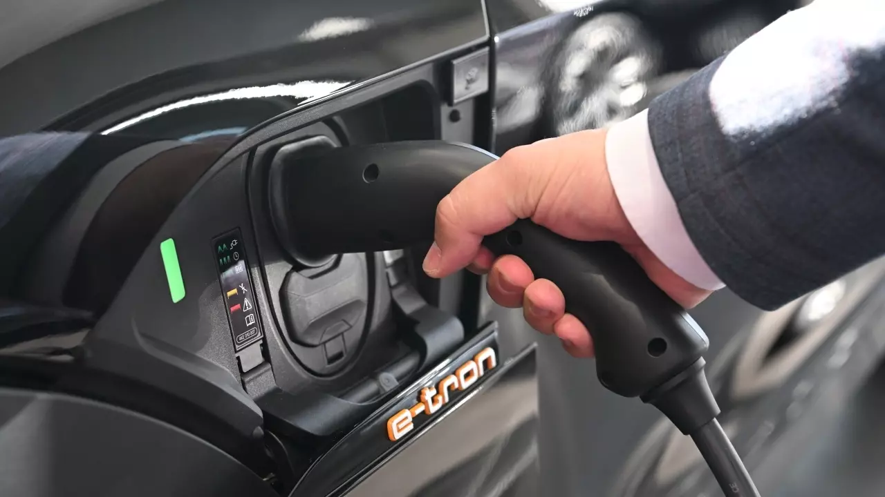 Próbowaliśmy zrozumieć plan „Ayuda+” i nowe państwowe dotacje na samochody elektryczne. Jednak sytuacja nadal nie uległa poprawie.