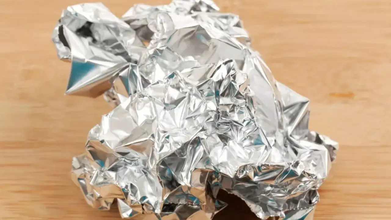 Sztuczka z folią aluminiową na klamce: po co to robić?