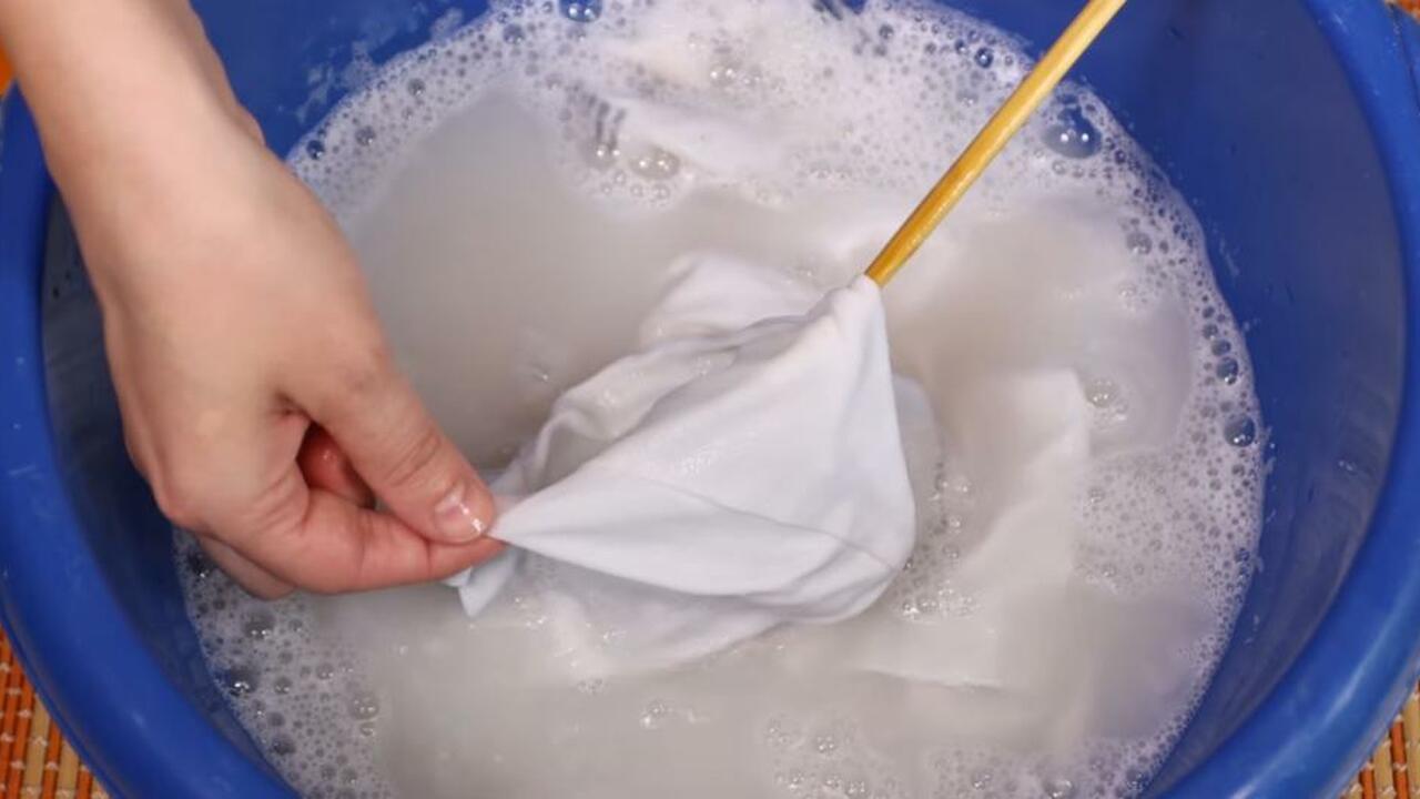 Mieszanie nadtlenku wodoru z sodą oczyszczoną: do czego służy i dlaczego jest zalecane.