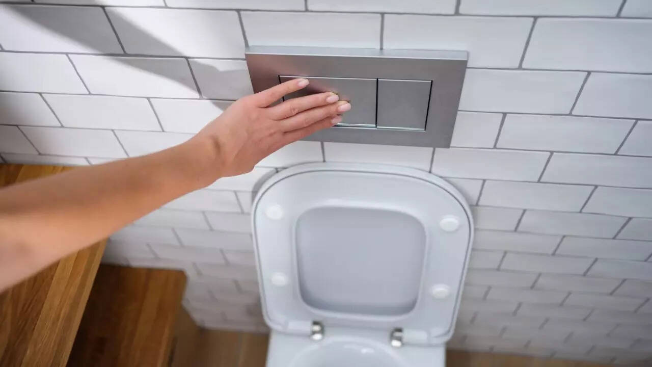 Jeśli w Twojej toalecie są dwa przyciski, to służą one do różnych celów. Kiedy naciskać ten, a kiedy drugi?