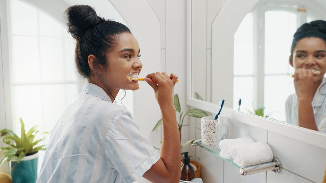 Błąd polegający na myciu zębów przed snem może zepsuć Twój uśmiech, a większość ludzi nawet tego nie zauważy.
