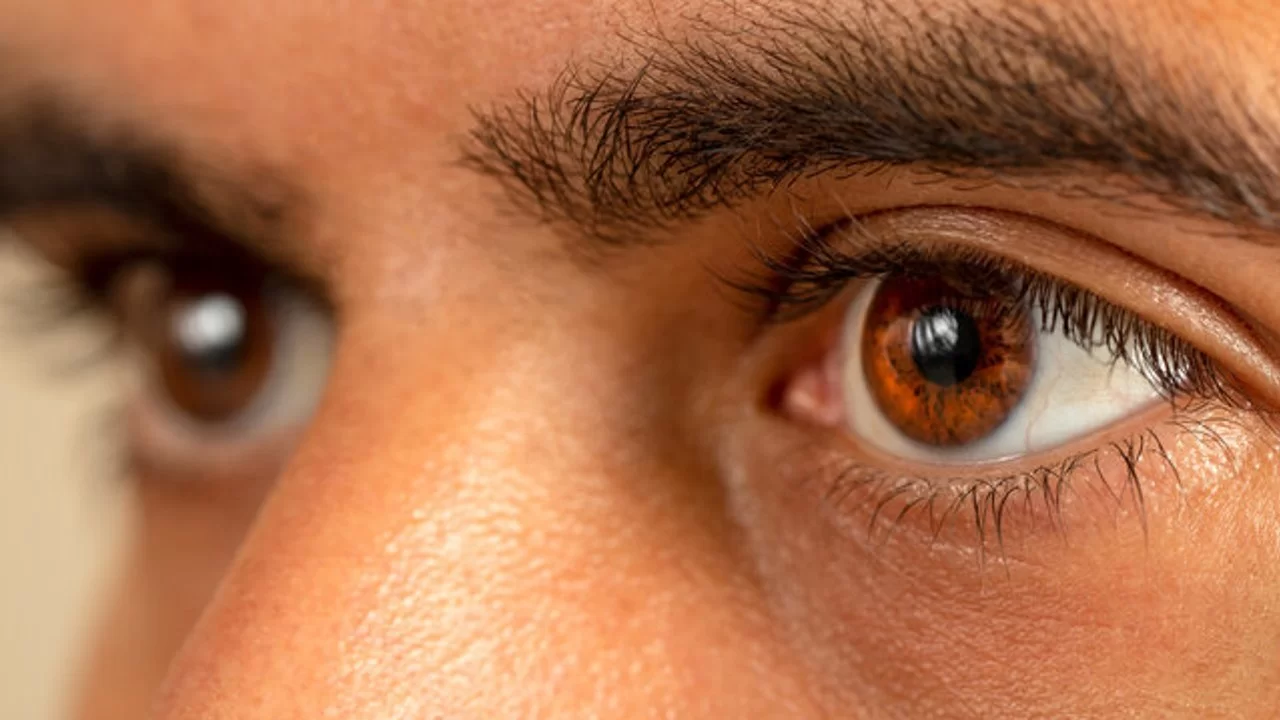 Owoc bogaty w witaminy A, C i E chroni oczy przed zaćmą, promieniowaniem ultrafioletowym i starzeniem się.