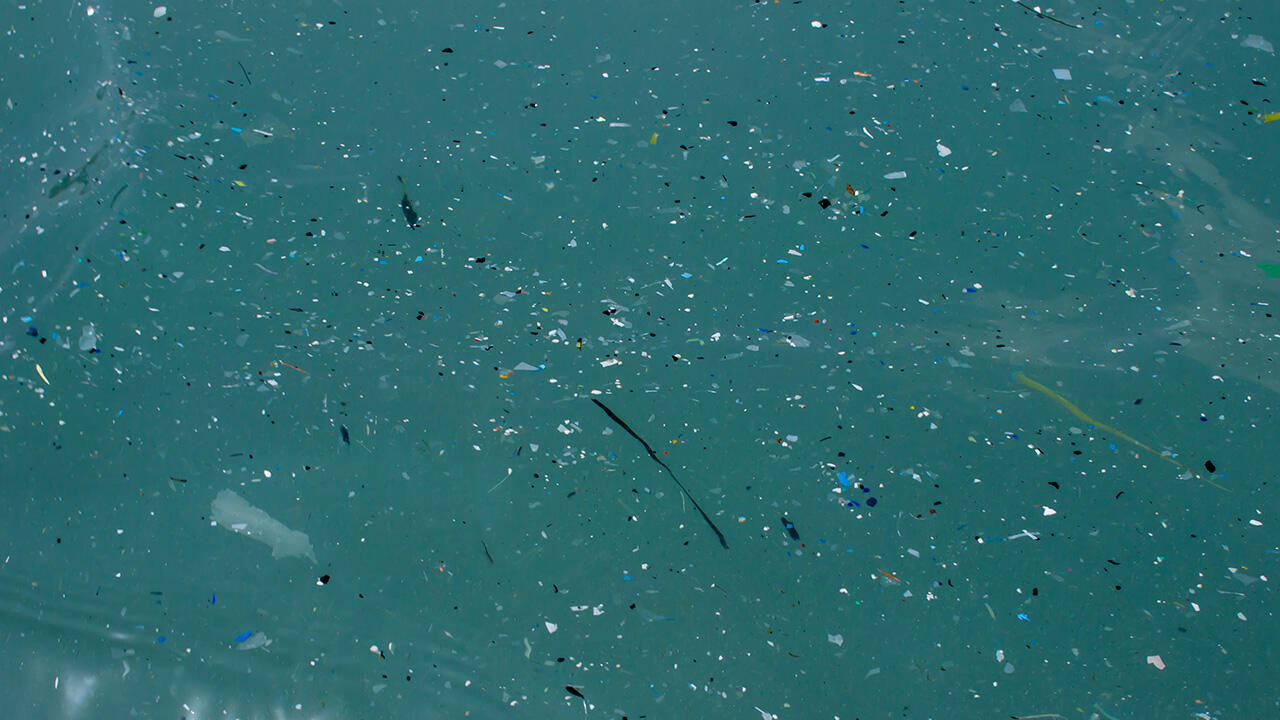 Naukowcy próbują wykrywać mikroplastik w oceanach z kosmosu: innowacyjna metoda.