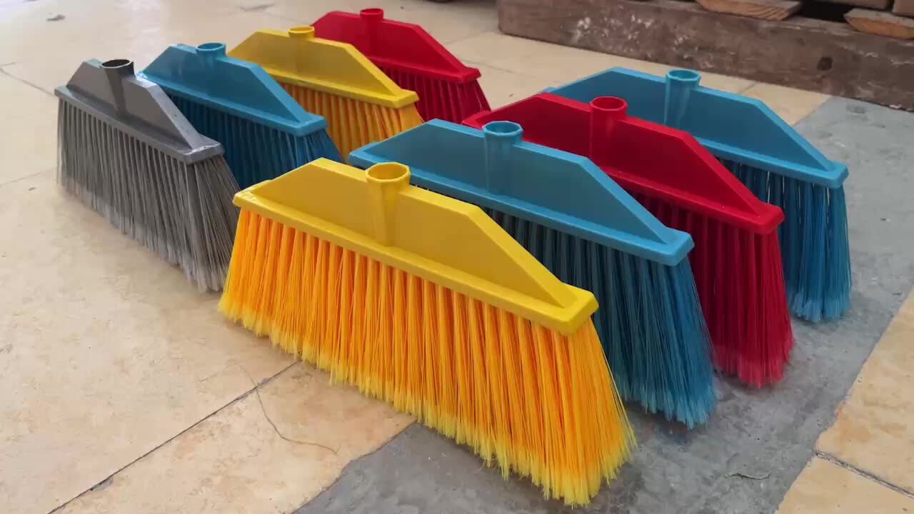 Zakładanie poszewki na miotłę: dlaczego jest to zalecane podczas zamiatania i do czego służy.