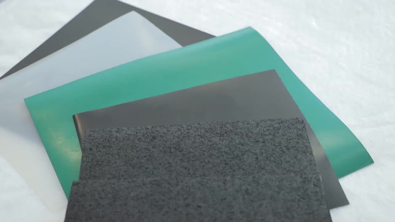 Naukowcy z Massachusetts Institute of Technology opracowali nowy, superlekki, wodoodporny polimer 2D, który chroni przed korozją i wydłuża żywotność ogniw słonecznych z perowskitu.