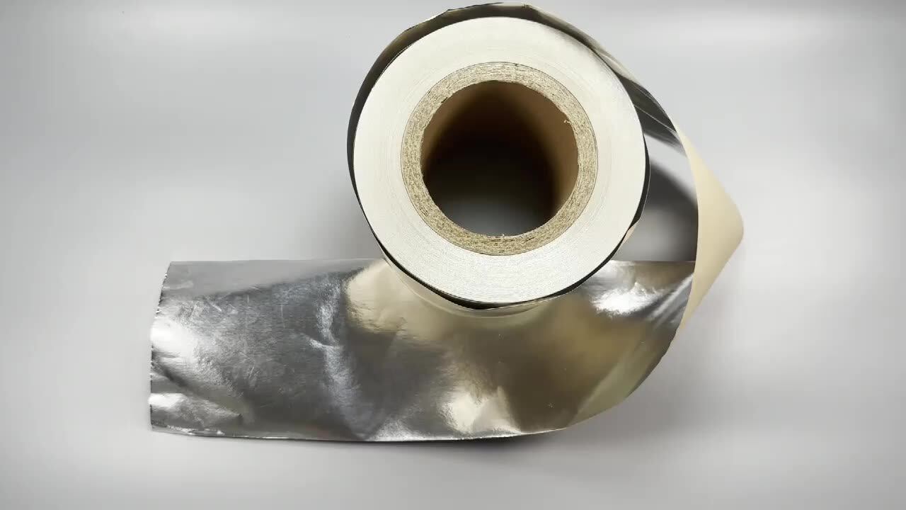 Dlaczego zaleca się przyklejenie kawałka folii aluminiowej do ściany? Architekt wyjaśnia jej przeznaczenie.