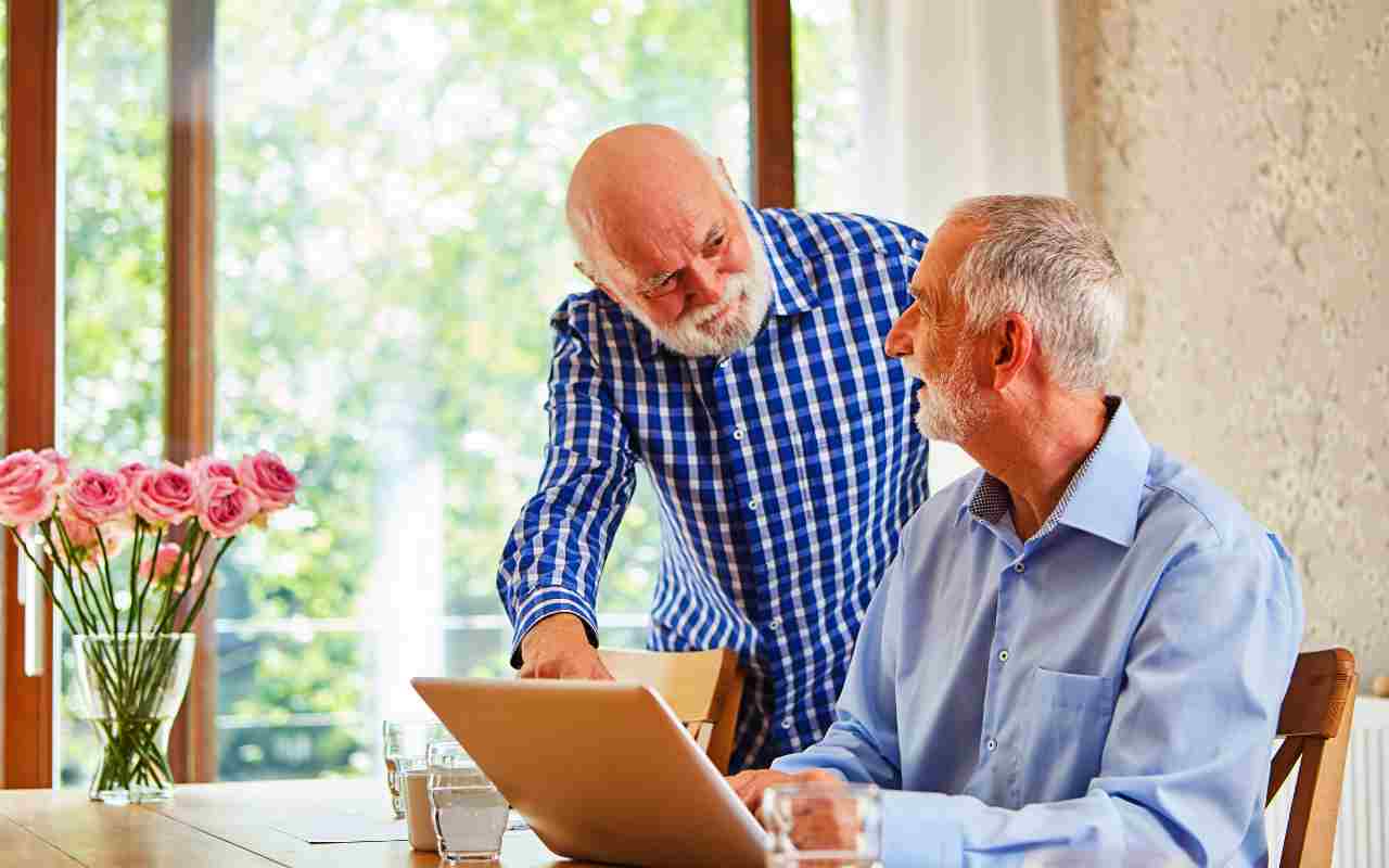Programy wsparcia dla emerytów do 2026 r.: świadczenia, wymagania i procedura rejestracji.