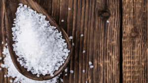 Posypanie doniczki gruboziarnistą solą: dlaczego jest to zalecane i do czego służy.