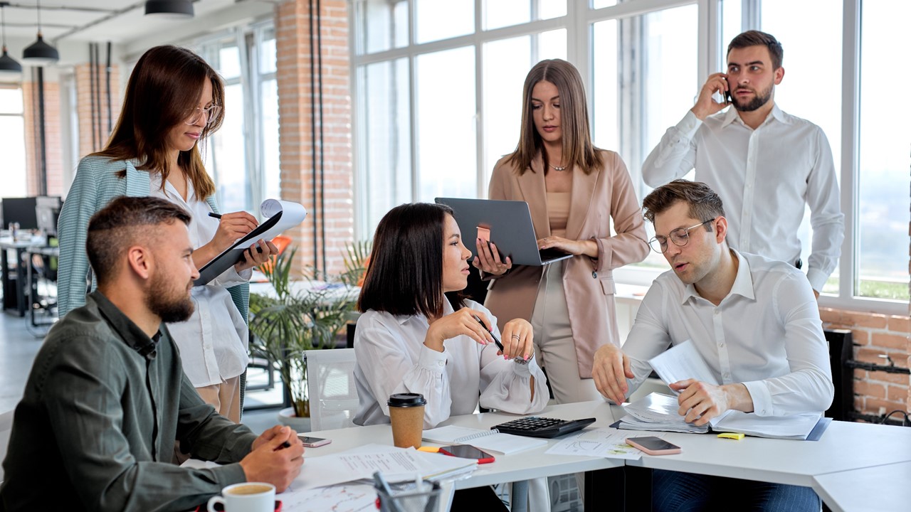 Zostaje zniesiony jeden dzień wolny i pełny weekend dla wszystkich pracowników: teraz wymagane będzie 6 dni roboczych.