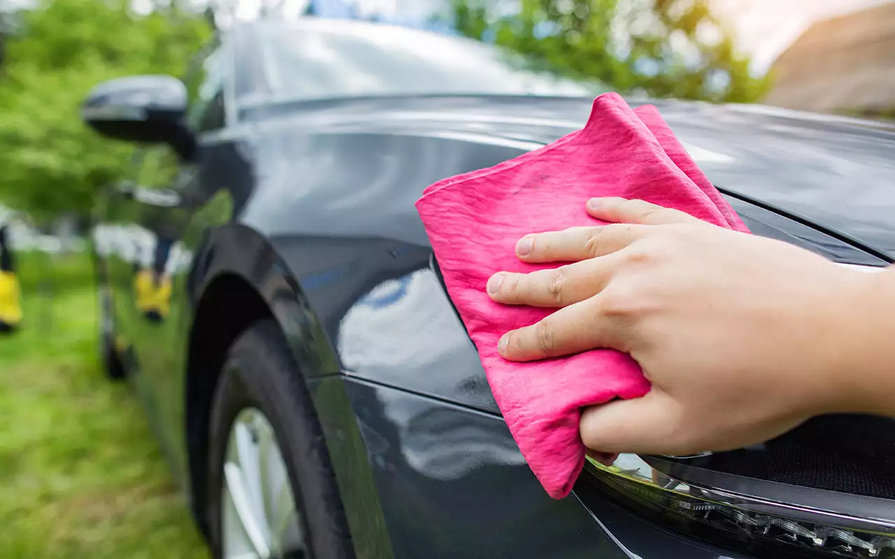 Woda ani alkohol nie pomogą: prosty sposób na usunięcie ptasich odchodów z samochodu i pozostawienie go całkowicie czystym.