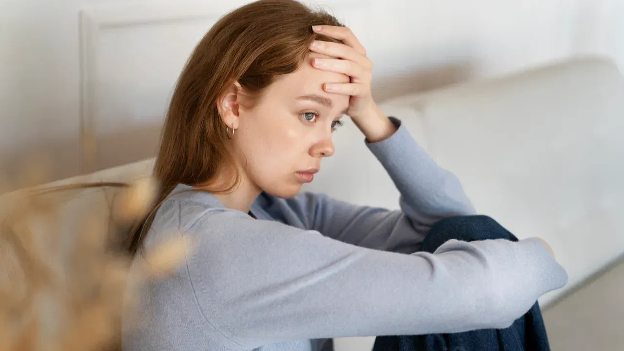 Jak rozpoznać fizyczne i emocjonalne objawy lęku: klucze do zapobiegania powikłaniom.