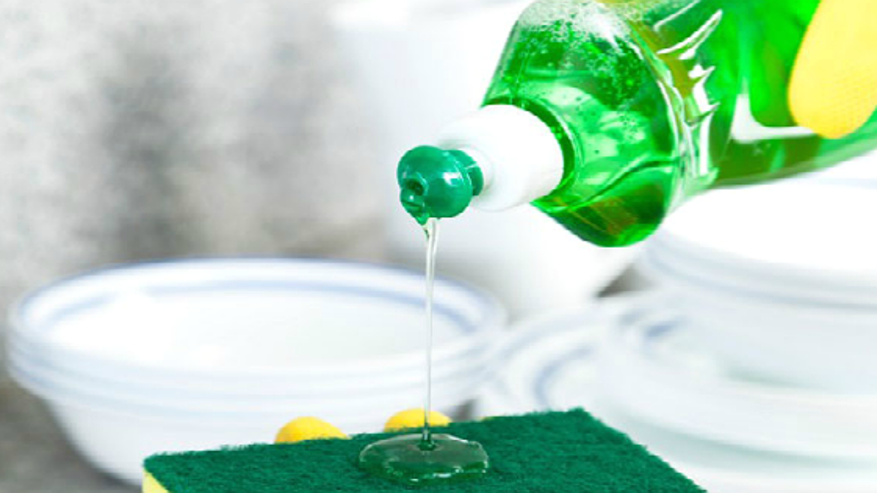 Eksperci są zgodni: „Środek do mycia naczyń na bazie octu to doskonały środek czyszczący do mebli drewnianych”.