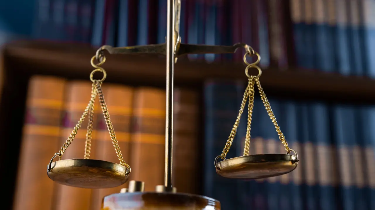 Kobieta wystąpiła o odszkodowanie finansowe po rozstaniu ze swoim partnerem; z powodu przeszkód prawnych jej pozew został oddalony.