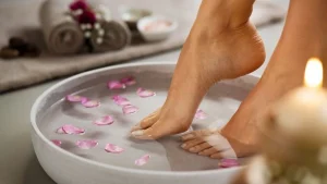 Mycie stóp octem i solą: dlaczego jest to zalecane i kiedy najlepiej to robić.