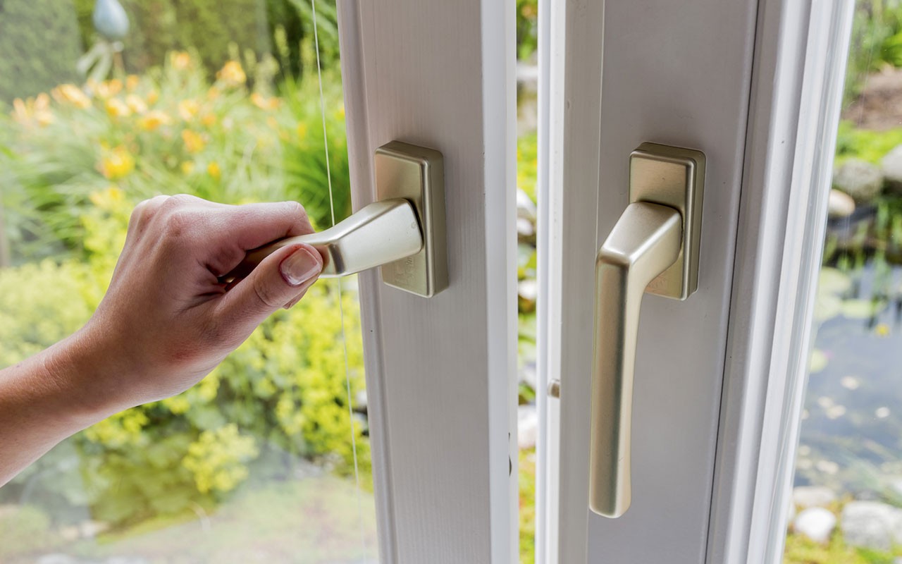 Immergere il vetro della finestra nell'aceto caldo: perché è consigliato e a cosa serve?