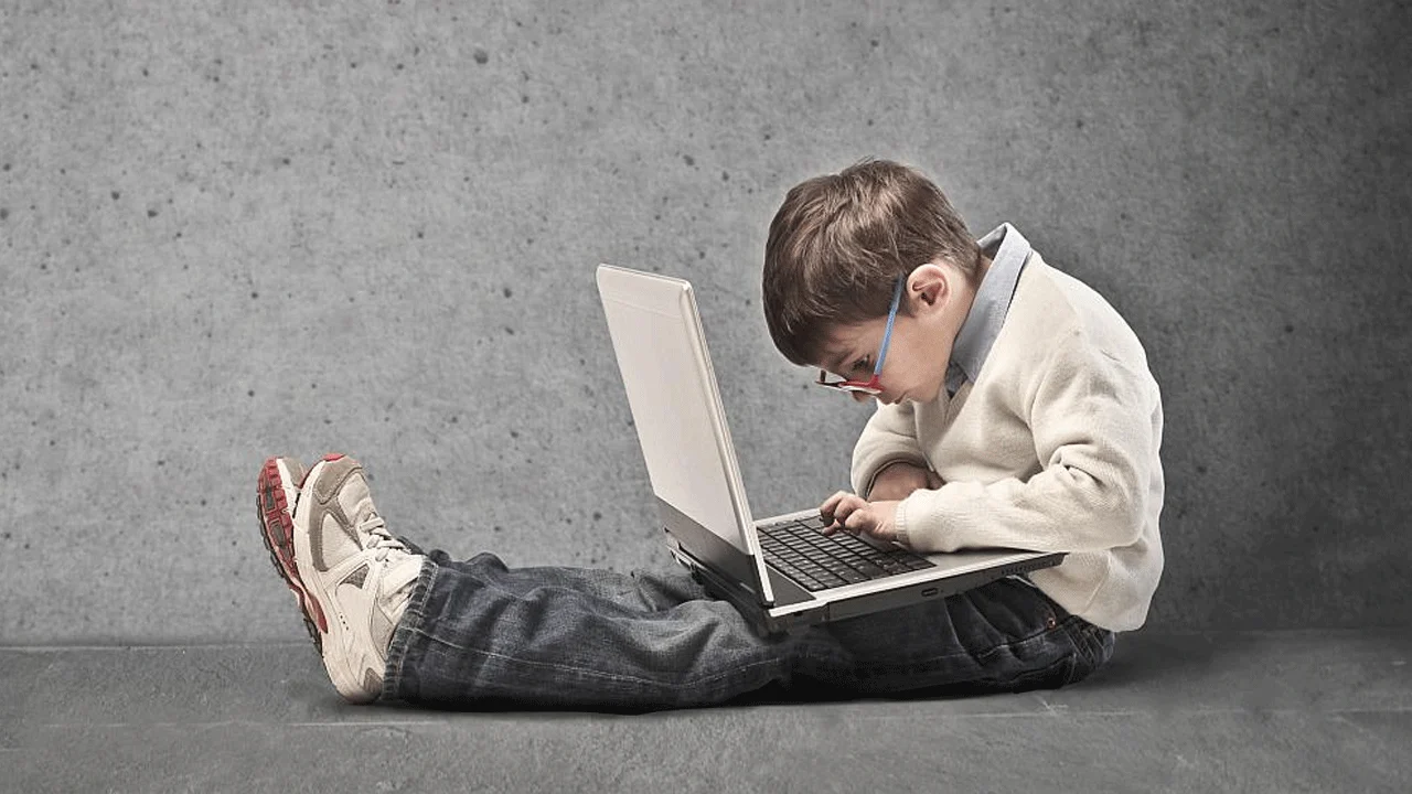 Jaki wpływ ma niewłaściwe korzystanie ze środowiska cyfrowego na rozwój poznawczy nastolatków?