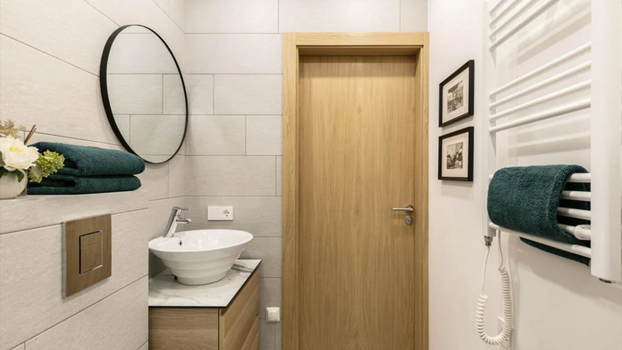 Skropienie drzwi łazienkowych octem: dlaczego jest to zalecane i po co to robić.