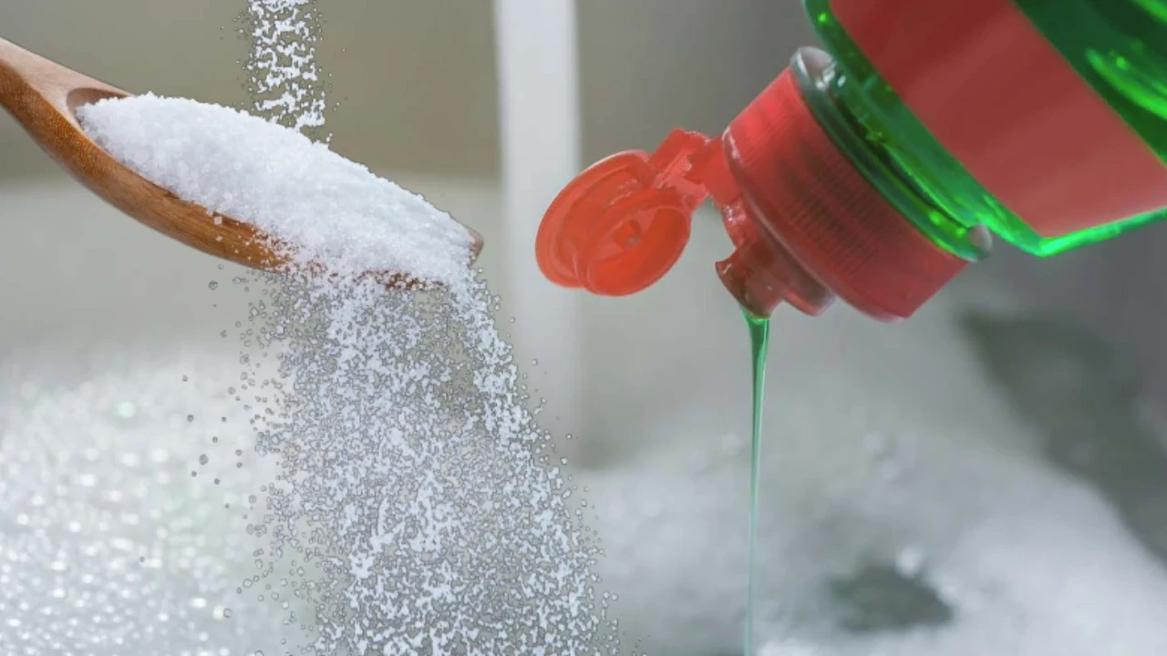 Eksperci są zgodni: „Środek do mycia naczyń na bazie octu to doskonały środek czyszczący do mebli drewnianych”.