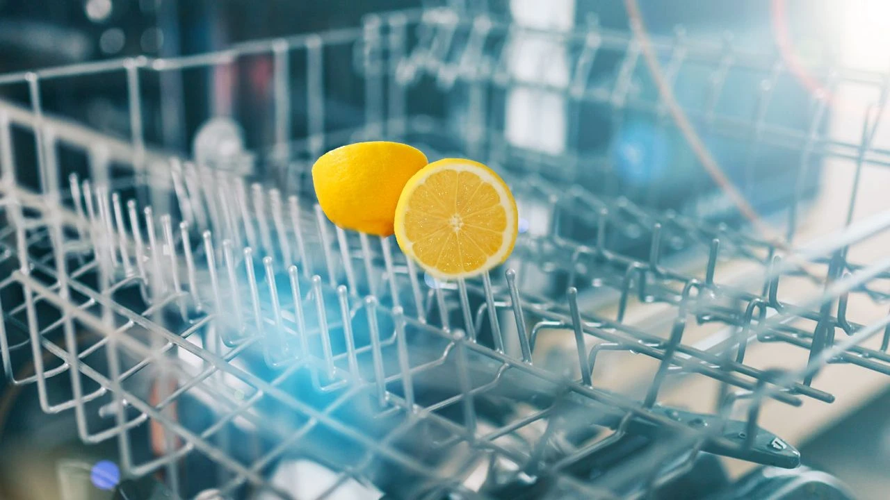 Dlaczego warto wkładać połówkę cytryny do zmywarki za każdym razem, gdy z niej korzystasz?