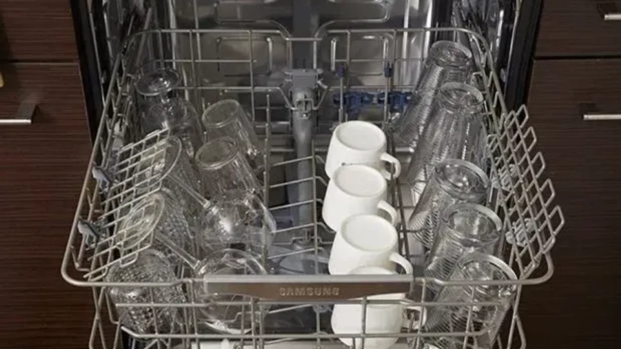 Dlaczego warto wkładać połówkę cytryny do zmywarki za każdym razem, gdy z niej korzystasz?