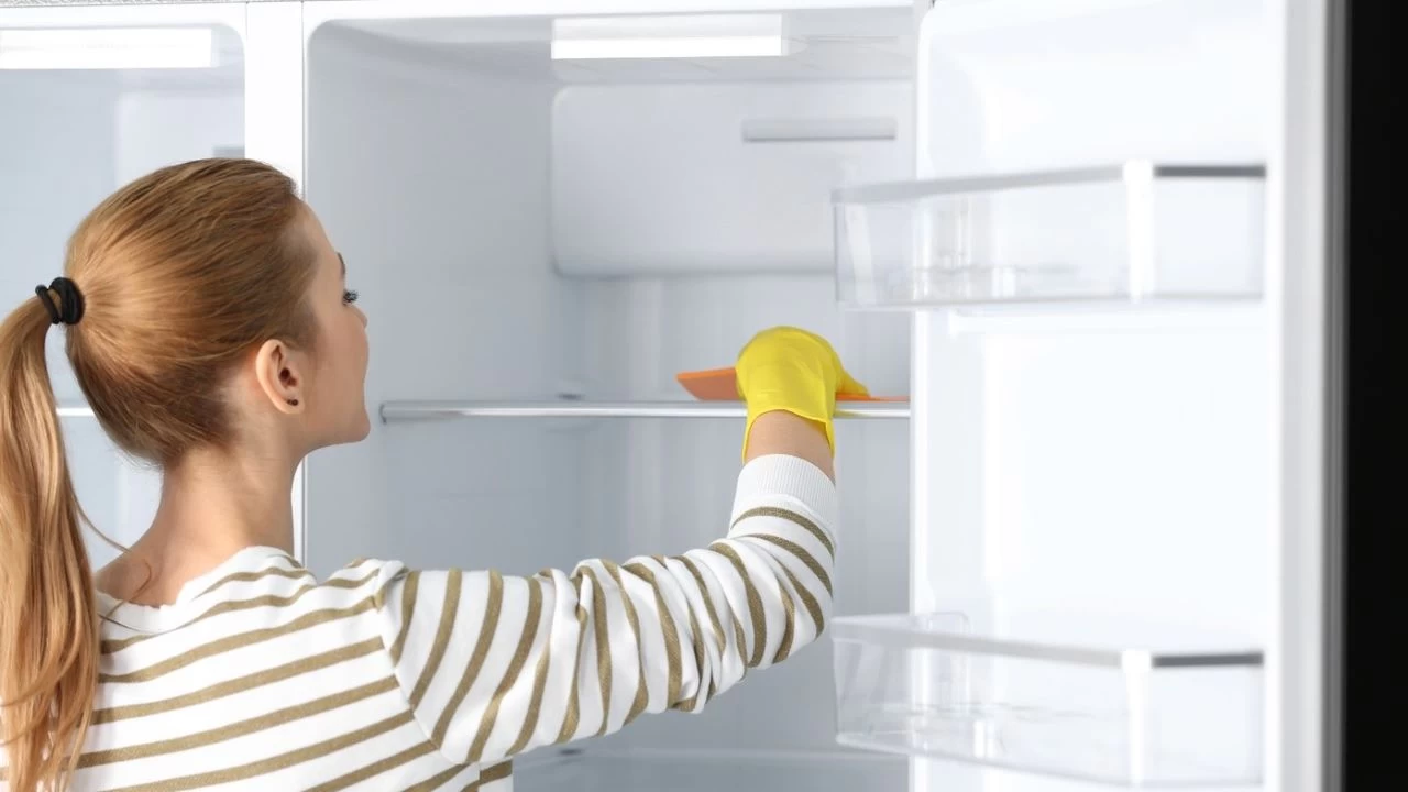 Instrukcja krok po kroku: jak wyczyścić lodówkę octem i pozostawić ją idealnie czystą.