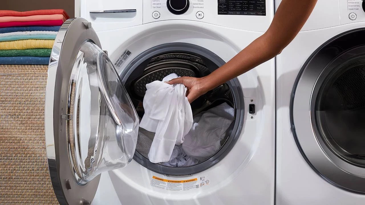 O której porze dnia należy korzystać z pralki, aby oszczędzać energię elektryczną w domu?