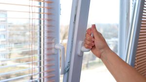 Używanie sody oczyszczonej i folii spożywczej do pokrycia prowadnic okiennych: dlaczego jest to zalecane i po co to robić.