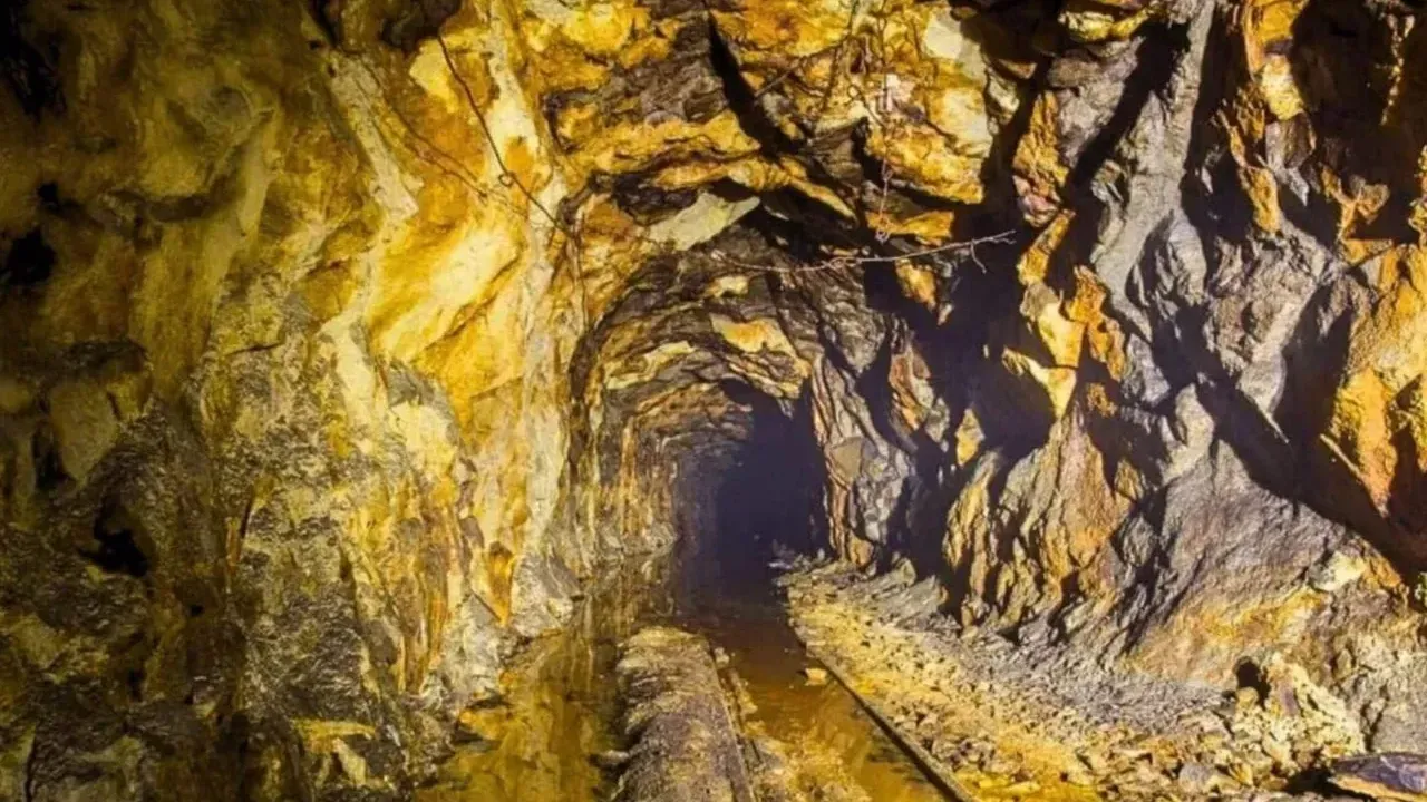 Złoto: odkryte w Chinach złoże o wielkości 1000 ton na głębokości 3000 metrów zmienia mapę złóż metali.