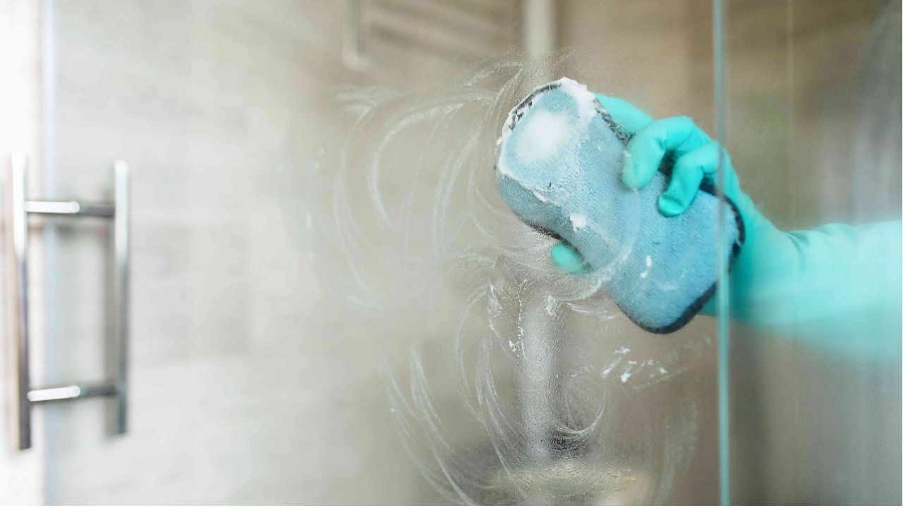 Jak łatwo i szybko wyczyścić ściankę prysznicową z osadu wapiennego za pomocą cytryny i papieru pergaminowego.