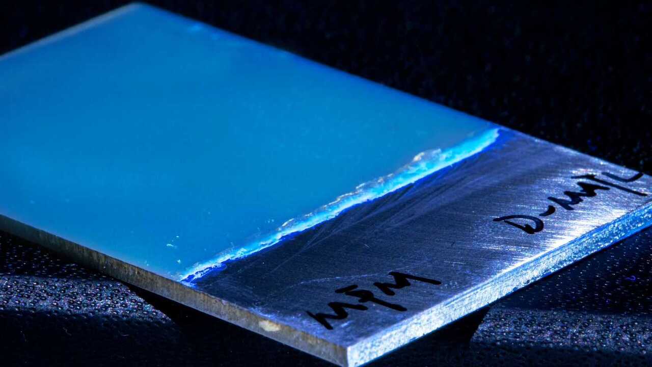 Naukowcy z Massachusetts Institute of Technology opracowali nowy, superlekki, wodoodporny polimer 2D, który chroni przed korozją i wydłuża żywotność ogniw słonecznych z perowskitu.