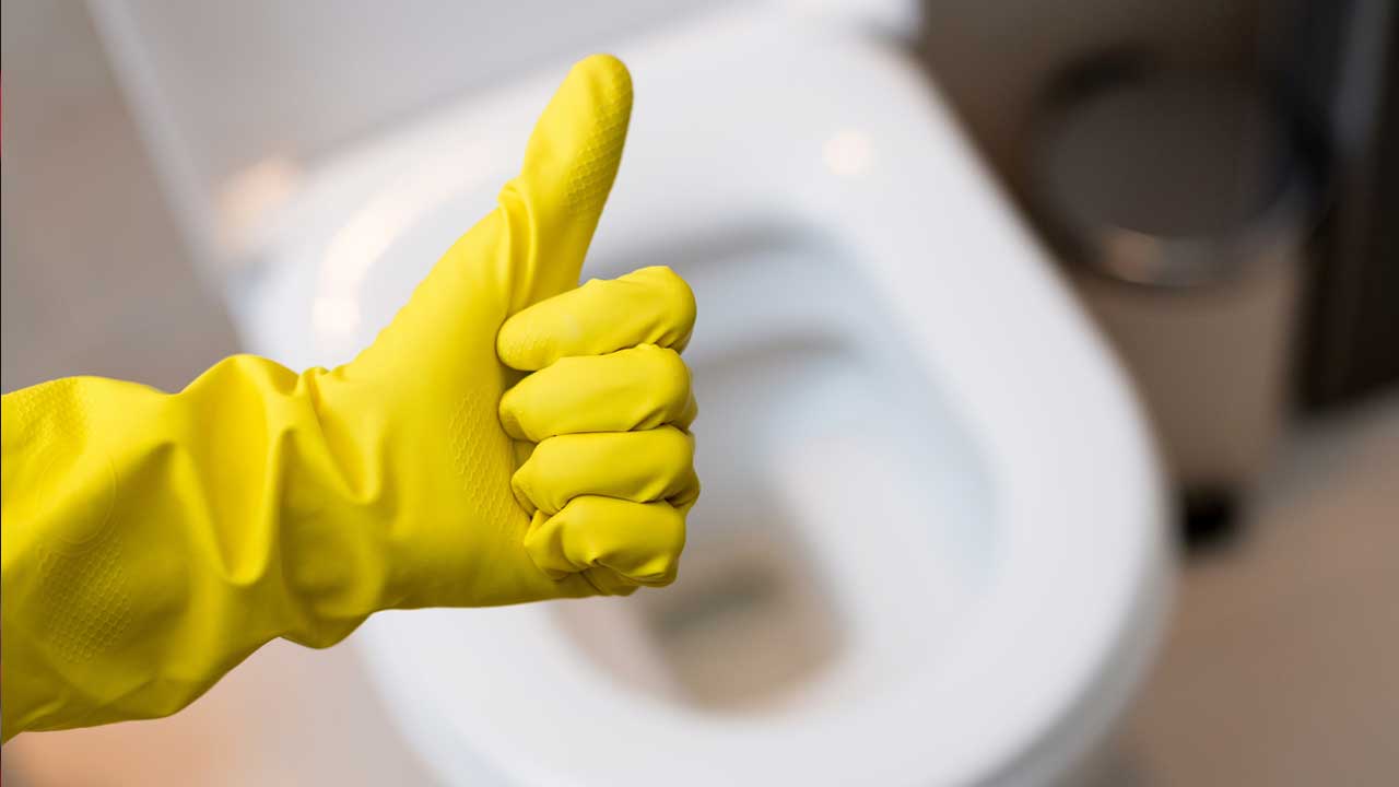 Zapomnij o chemicznych środkach do usuwania kamienia z toalety: ten domowy proszek z 3 składników czyści równie dobrze i jest praktycznie darmowy.