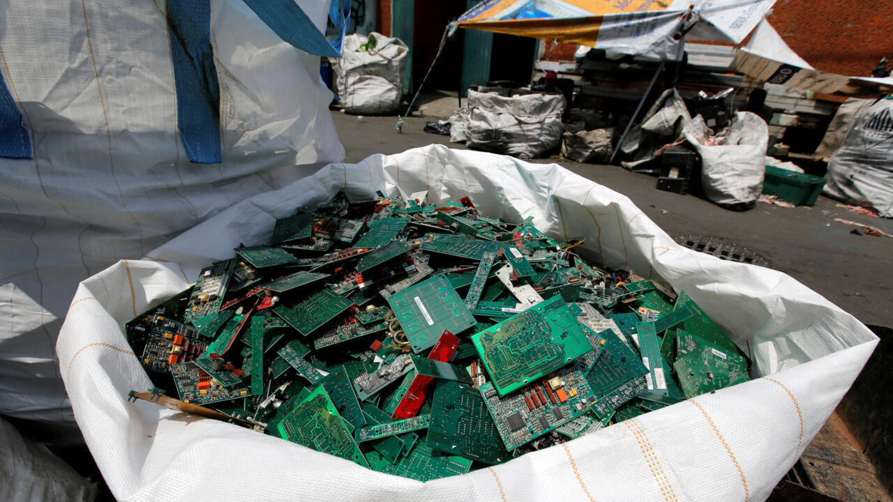 Problem odpadów elektronicznych istniał do momentu, gdy ludzie zaczęli znajdować moduły pamięci operacyjnej w centrach recyklingu.