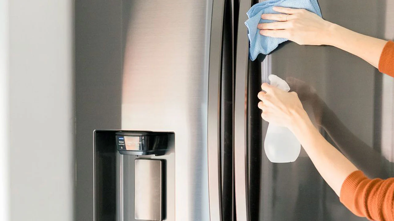 Instrukcja krok po kroku: jak wyczyścić lodówkę octem i pozostawić ją idealnie czystą.