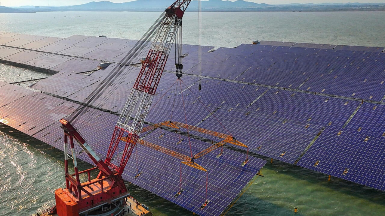 Chiny zainstalowały 2934 panele słoneczne na otwartym morzu i rozwiązały jeden z głównych problemów w dziedzinie energii odnawialnej (a także stworzyły nowe).