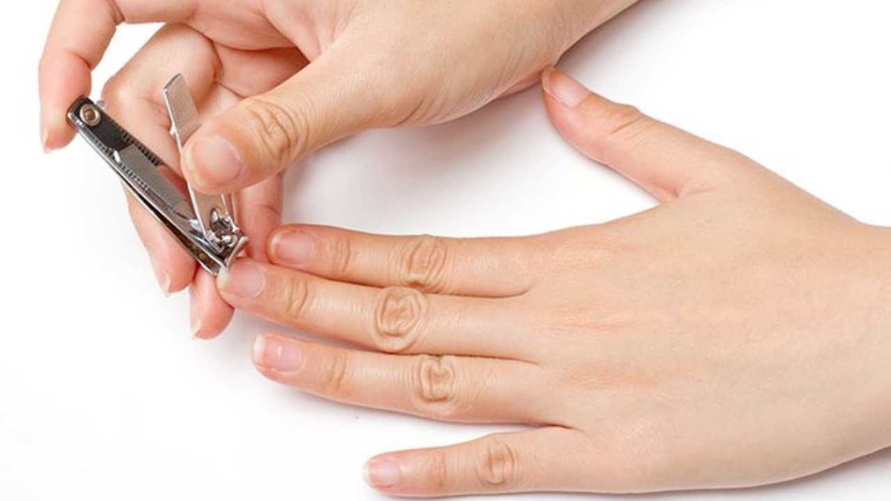 Po co jest mały otwór w nożyczkach do manicure?