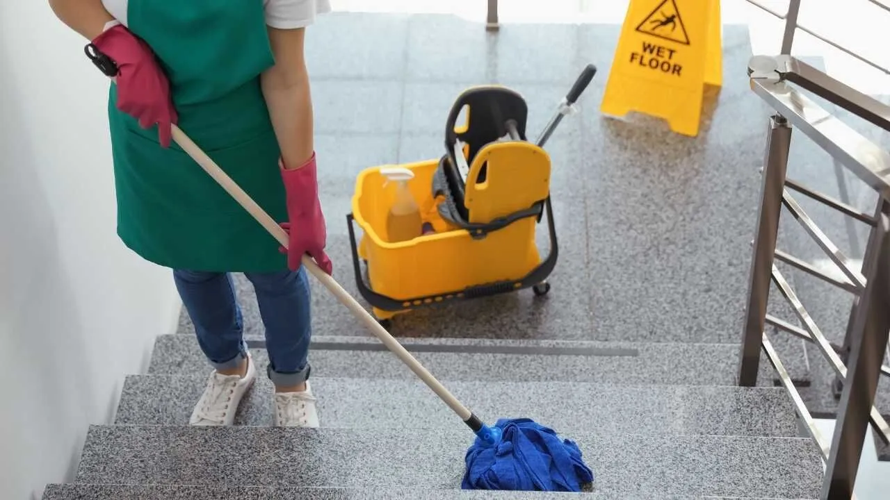 Sprzątaczka została zwolniona po 545 dniach nieobecności w pracy i wniosła pozew przeciwko firmie, domagając się wyższej odprawy z tytułu zwolnienia.