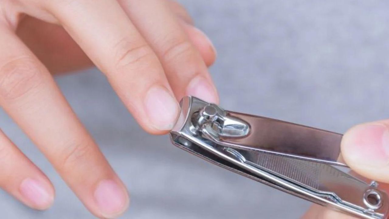 Po co jest mały otwór w nożyczkach do manicure?